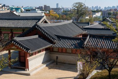 Kore 'nin geleneksel çatısı Hwaseong Haenggung' un yukarısında, Kral 'ın Güney Kore' nin dışında kaldığı geçici saray. K-drama çekim yeri olarak meşhurdur..