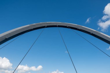 Elizabeth Quay Köprüsü, Avustralya 'nın Perth kentindeki Kuğu Nehri boyunca bir yaya ve bisikletçi asma köprüsü.