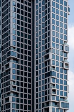 Kantilli blokları olan yüksek binaların dış görünüş cephesi