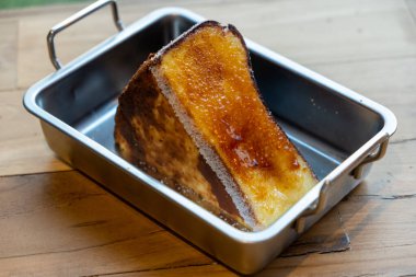 Kafede servis edilen yanık basklı cheesecake.