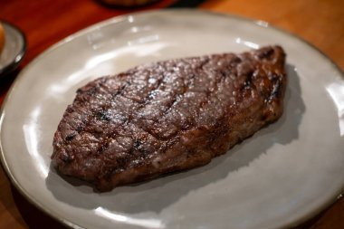 Tabakta orta pişmiş fileto.