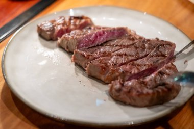 Tabakta orta pişmiş wagyu sığır filetosu.