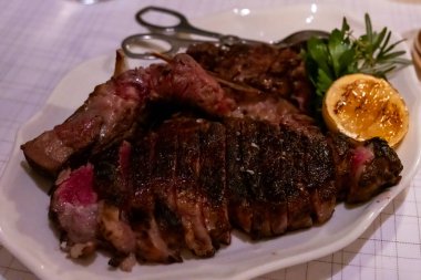 Tahta tabakta orta pişmiş biftek.