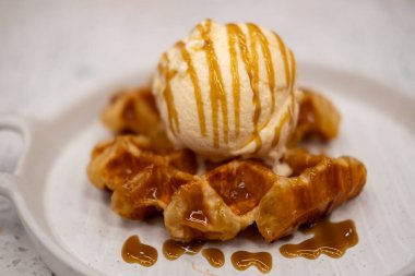 Mısır tarlasında vanilyalı dondurma, kruvasan ve waffle karışımı, karamelli sos ile servis edilir.
