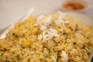 Tabakta yengeçli kızarmış pirinç.