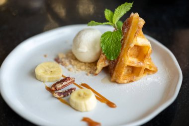 Vanilyalı gözleme, fındıklı, muzlu ve karamel soslu.