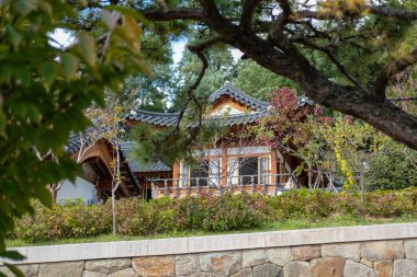 Bongeunsa Tapınağı 'nda bir bina, Seul' de bir Budist tapınağı. Sonbahar yapraklarının arka planında.