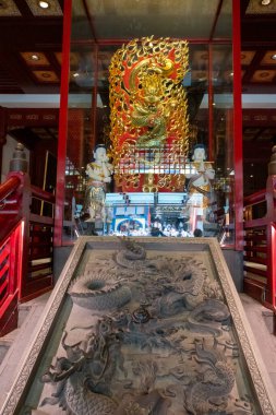 Singapur, 8 Mart 2024: Singapur 'un Çin Mahallesi' nde bulunan Budist tapınağı ve müzesi olan Buda Dişi Kalıntısı Tapınağı ve Müzesi içindeki heykel