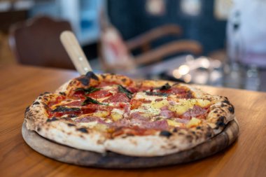 Pepperoni ve Hawai Pizzası 'nı masaya yakın..