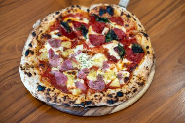 Pepperoni ve Hawai Pizzası 'nı masaya yakın..