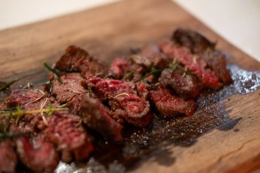 Tahta tabakta orta pişmiş kızarmış et.