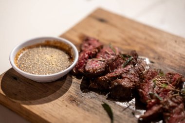 Tahta tabakta orta pişmiş kızarmış et.