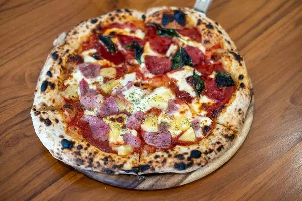 Pepperoni ve Hawai Pizzası 'nı masaya yakın..