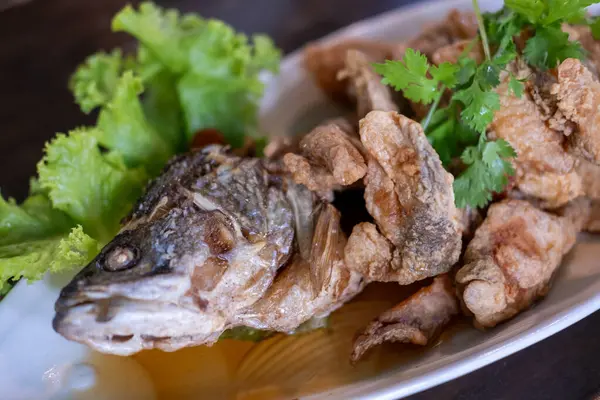 Tabakta balık soslu kızarmış levrek.