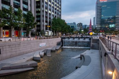 Seul, Güney Kore - 11 Temmuz 2022: Cheonggyecheon deresi gece. Seul 'de modern bir kamusal alan.