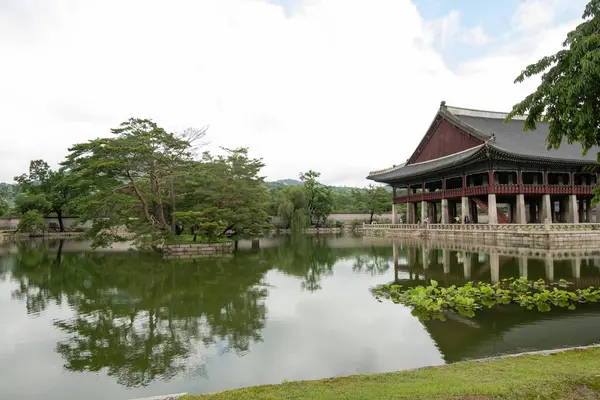 Seul, Güney Kore - 14 Temmuz 2022: Güney Kore 'deki Gyeongbokgung Sarayı' ndaki Kraliyet Şöleni (Gyeonghoeru)