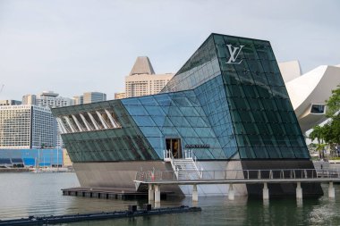 Singapur - 20 Ekim 2022: Louis Vuitton Adası, Marina Bay Sands. Singapur 'da su üzerinde yüzen lüks bir sancak gemisi..