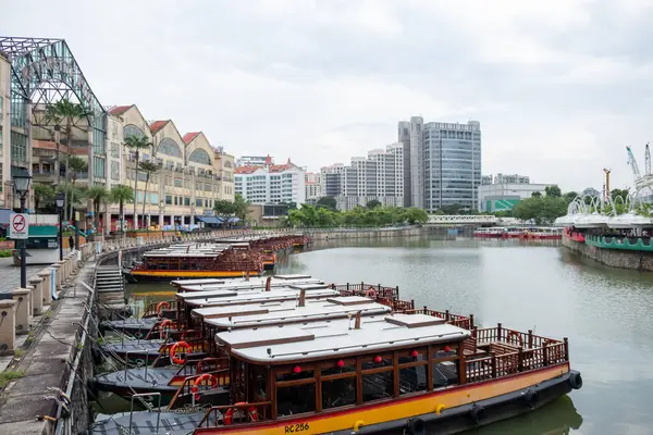 Singapur - 21 Ekim 2022: Riverside Point, rıhtım boyunca yanaşmış geleneksel tekneleri ile. Yemek, gece hayatı ve manzaralı nehir turları için popüler bir yerdir..
