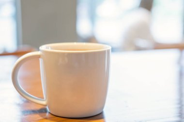 Kafedeki masada bir fincan sıcak çikolata.