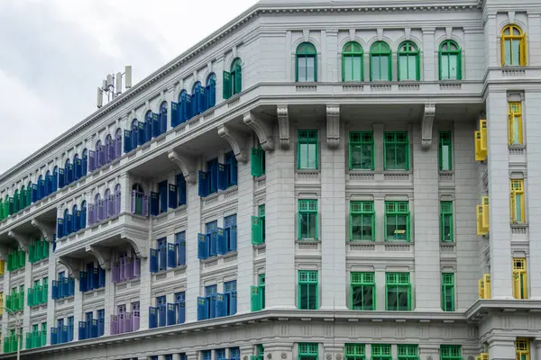 Clarke Quay, Singapur yakınlarındaki Old Hill Caddesi Polis Karakolu 'nun renkli gökkuşağı penceresi..