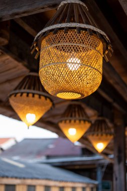 Çeşitli şekillerde geleneksel örülmüş abajur.
