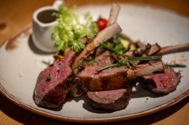 Tabakta ızgara kuzu pirzolası