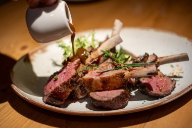 Tabakta ızgara kuzu pirzolası