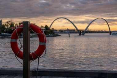 Günbatımında Elizabeth Quay, Perth, Batı Avustralya 'da Kuğu Nehri' nde yer alan büyük bir liman bölgesi. Yemek, eğlence ve etkinlikler için bir merkez. Yüzme yüzüğüyle.