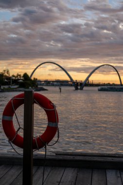 Günbatımında Elizabeth Quay, Perth, Batı Avustralya 'da Kuğu Nehri' nde yer alan büyük bir liman bölgesi. Yemek, eğlence ve etkinlikler için bir merkez. Yüzme yüzüğüyle.