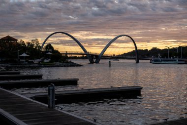 Perth, Avustralya - 11 Nisan 2025: Günbatımında Elizabeth Quay, Perth, Batı Avustralya 'da Kuğu Nehri üzerinde yer alan büyük bir liman bölgesi. Yemek, eğlence ve etkinlik için bir merkez.