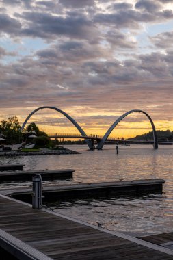 Perth, Avustralya - 11 Nisan 2025: Günbatımında Elizabeth Quay, Perth, Batı Avustralya 'da Kuğu Nehri üzerinde yer alan büyük bir liman bölgesi. Yemek, eğlence ve etkinlik için bir merkez.