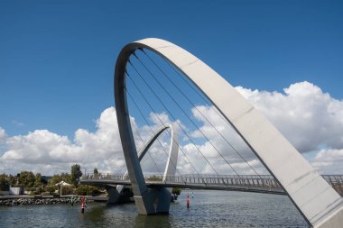 Perth, Avustralya - 8 Nisan 2025: Elizabeth Quay Köprüsü, Elizabeth Quay 'in öne çıkan özelliği. Asma köprü 20 metreye kadar yükselir ve hem yaya hem de bisikletçilere açılır.