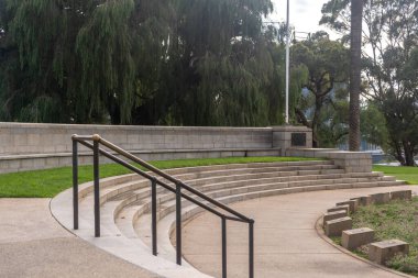 Perth, Avustralya - 9 Nisan 2025: The Whispering Wall at the Court of Surplation, in Kings Park. Hangi ses şaşırtıcı bir berraklıkla hatırı sayılır bir mesafe kat edebilir?.