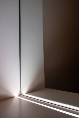 Aynanın önündeki dolapta entegre doğrusal ışıklandırma