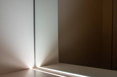 Aynanın önündeki dolapta entegre doğrusal ışıklandırma