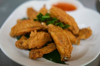 Tabakta kızarmış tavuk. Tayland yemeği..