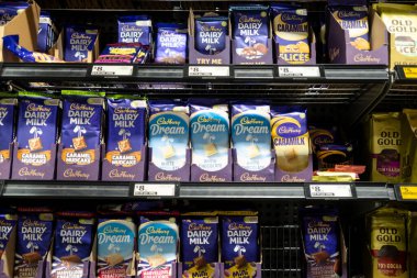 Perth, Avustralya - 10 Nisan 2025: Cadbury rafı süpermarkette. İngiliz, dünyanın en büyük ikinci çokuluslu şekerleme şirketidir. Süt sütlü çikolatasıyla bilinir..