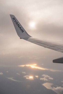19 Eylül 2017 - Bergamo, İtalya: Kara manzaralı Ryanair uçağı. Düşük maliyetli bir İrlanda havayolu şirketi.