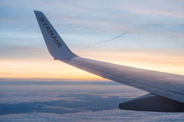 19 Eylül 2017 - Bergamo, İtalya: Kara manzaralı Ryanair uçağı. Düşük maliyetli bir İrlanda havayolu şirketi.