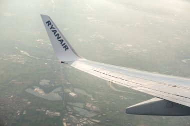 19 Eylül 2017 - Bergamo, İtalya: Kara manzaralı Ryanair uçağı. Düşük maliyetli bir İrlanda havayolu şirketi.