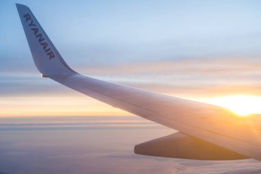 19 Eylül 2017 - Bergamo, İtalya: Kara manzaralı Ryanair uçağı. Düşük maliyetli bir İrlanda havayolu şirketi.