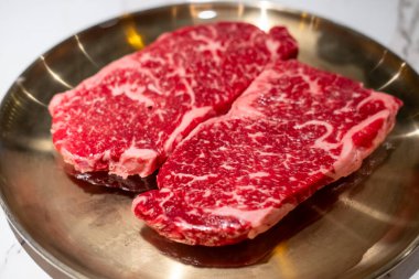 Çiğ sığır filetosu, mermer Kore usulü et tabakta hazır.