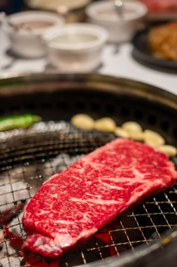 Sığır filetosu sığır eti, ızgarada mermer Kore usulü et. Yumuşak odaklı az pişmiş et.