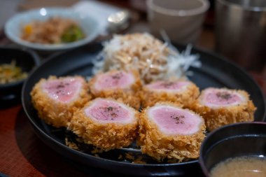Sous vide pork katsu. Tonkatsu, kızarmış domuz restoranda servis edilir.