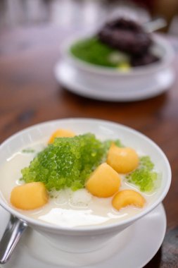 Hindistan cevizi sütlü Sago kavunu, Tayland tatlısı kasede servis edilir.