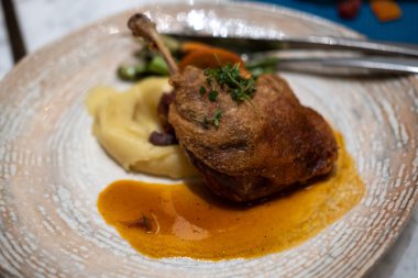 Yumuşak ördek, çıtır çıtır, patates püresi ile servis edilir.