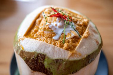 Hindistancevizinde servis edilen köri ezmeli buğulanmış balık. Tayland yemeği.