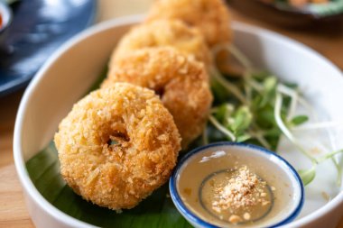 Soslu Tayland usulü kızarmış karidesli kek.