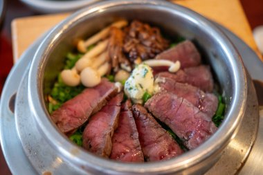 Buharda pişmiş tereyağlı az pişmiş pirinç. Kore yemeği.