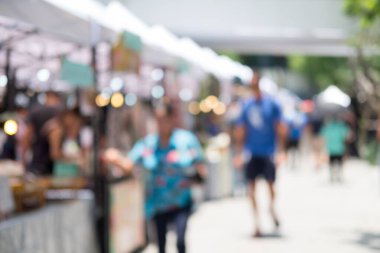 Kapımızın önünde yürüyen insanların bulanık görüntüsü.